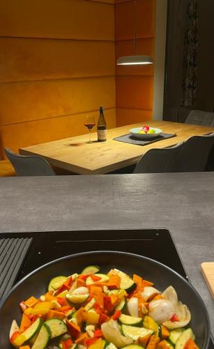 Makanan di atau berdekatan apartmen
