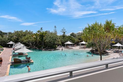 Πισίνα στο ή κοντά στο Pool View Apartments at Peppers Salt Resort by uHoliday 2BR 1BR and Hotel Room Options Available