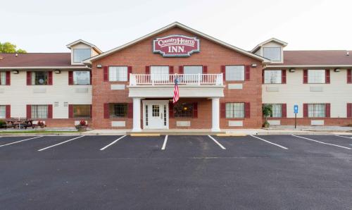 un hotel con un estacionamiento delante de él en Country Hearth Inn-Toccoa, en Toccoa