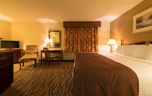 Кровать или кровати в номере Country Hearth Inn-Toccoa