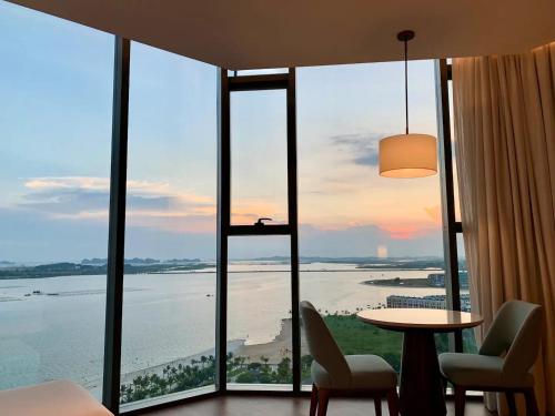 een hotelkamer met uitzicht op de oceaan bij Panoramic sea homestay in Ha Long