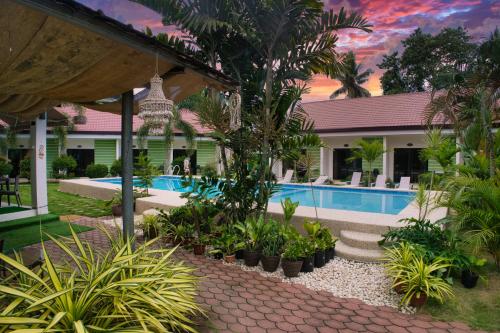 une villa avec une piscine et un complexe dans l'établissement Chinita Boutique Hotel, à Panglao