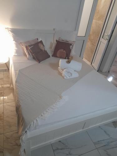 a large white bed with two towels on it at VillaBadlou "Lodge Ti-Kaco Vanille" in Trois-Rivières