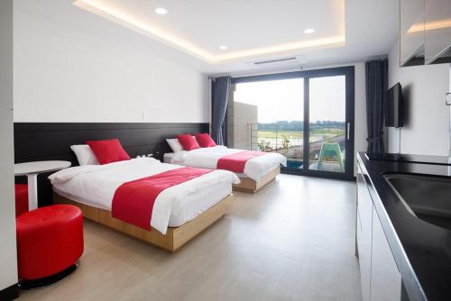 Postel nebo postele na pokoji v ubytování Jeju Chrismas Resort
