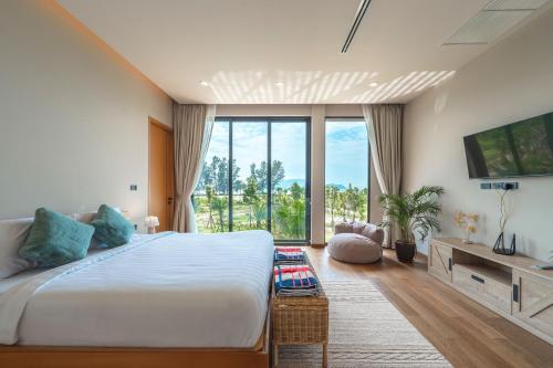 Postel nebo postele na pokoji v ubytování New 3BR Pool Villa Long One A5 with Chalong Bay view