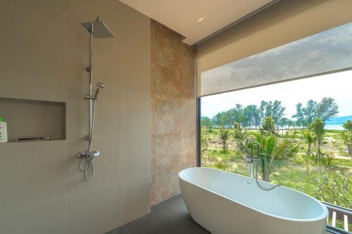 Koupelna v ubytování New 3BR Pool Villa Long One A5 with Chalong Bay view