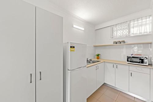 Kuchyň nebo kuchyňský kout v ubytování Pottsville Beach Motel