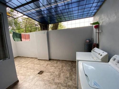 y baño con lavabo y lavadora. en Departamento entero Toluquilla HP/VFG/Iteso, en Guadalajara