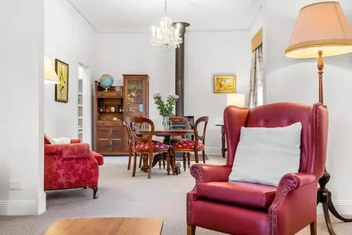 Cosmo House - 6 Guests, 2 fireplaces 600m from town picture