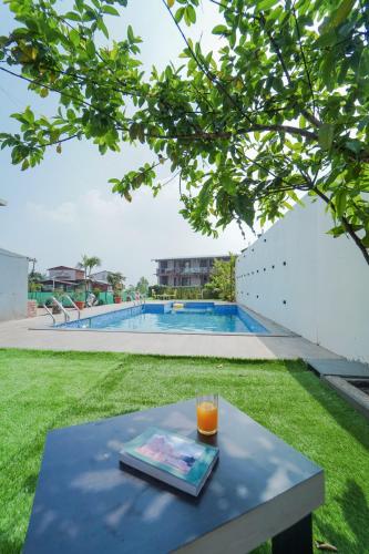 Treebo Kuber Palace with Swimming Poolの敷地内または近くにあるプール