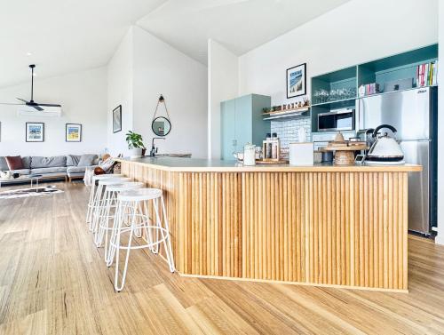 Η κουζίνα ή μικρή κουζίνα στο SeaEsta - Modern Beachside Escape in Tranquil North Lorne