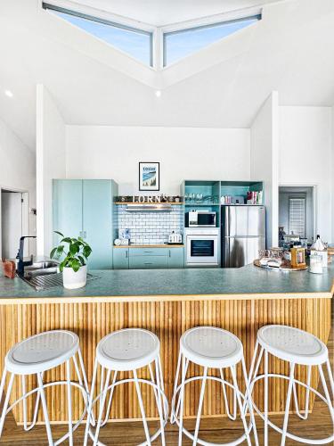 Η κουζίνα ή μικρή κουζίνα στο SeaEsta - Modern Beachside Escape in Tranquil North Lorne