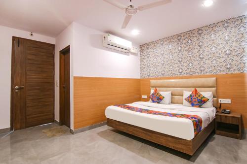 1 dormitorio con 1 cama grande en una habitación en FabHotel Ssensse, en Nueva Delhi