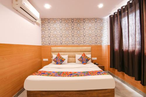 een slaapkamer met een bed in een kamer bij FabHotel Ssensse in New Delhi
