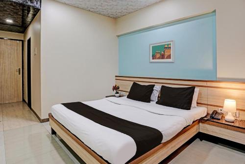 1 dormitorio con 1 cama grande en una habitación en Collection O Guru Heritage Kalamboli, en Bombay