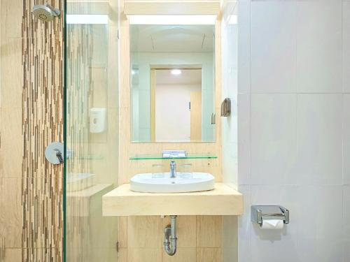 巨港的住宿－Cordela Inn R Sukamto Palembang，一间带水槽和镜子的浴室