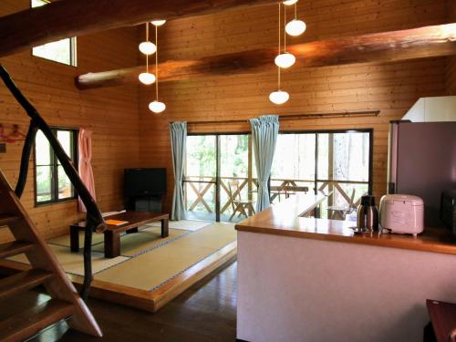 - une cuisine et un salon dans une cabane en rondins dans l'établissement Yama-gu - House / Vacation STAY 8426, à Inawashiro