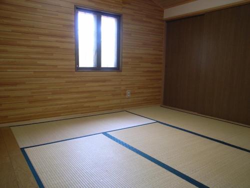 une pièce vide avec une fenêtre et une porte dans l'établissement Yama-gu - House / Vacation STAY 8426, à Inawashiro