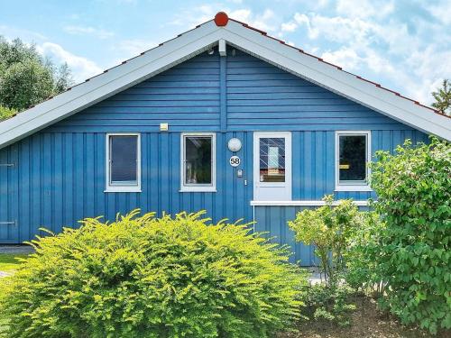 オッテルンドルフにある6 person holiday home in Otterndorfの白屋根の青い家
