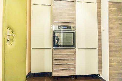 eine Küche mit einem Kühlschrank und einem Backofen in der Unterkunft Peaceful Getaway 2BR Apartment with Shared Spaces in Wien