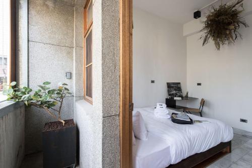 台南的住宿－軟寓 nńg inn，一间带床的卧室,位于带窗户的房间内