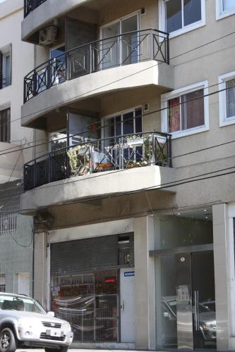 ein vor einem Gebäude geparktes Auto in der Unterkunft Monoambiente Tres Barrios in Buenos Aires