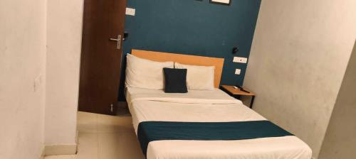 1 dormitorio pequeño con 2 camas en una habitación en OYO Flagship Heaven Stay, en Chennai
