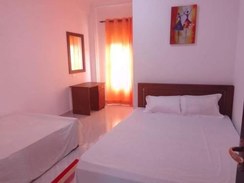 um quarto com 2 camas e uma janela em NIMALA HOLIDAY HOME em Anuradhapura