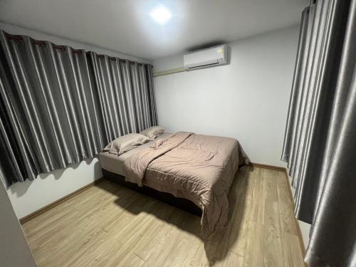 a small bedroom with a bed and a window at ปางอ่ายแคมป์ปิ้ง in Ban Pang Ai