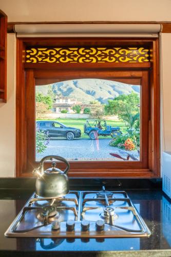 a tea kettle on a stove with a picture of a car at Casa de las Flores- Chalet Privado in Villa de Leyva