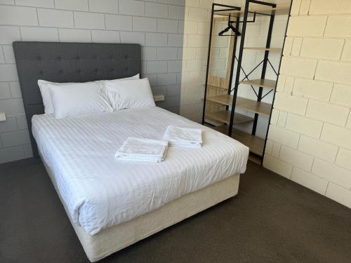 Katil atau katil-katil dalam bilik di Harbour View 49 Urch Street Unit 1