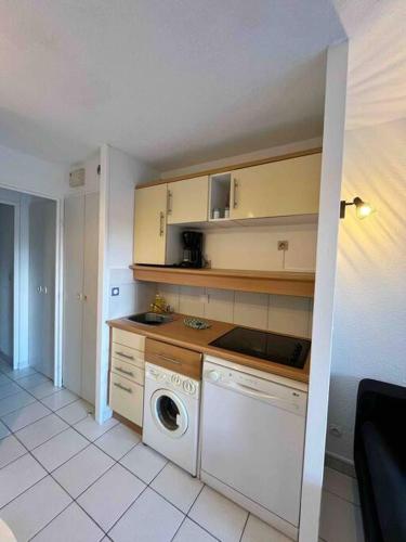 une cuisine avec une machine à laver et un lave-linge dans l'établissement Front de mer, 8min du Palais des Festivals, à Cannes