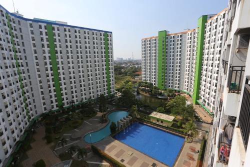 - une vue aérienne sur deux grands bâtiments avec une piscine dans l'établissement Capital O 93371 Pelangi Residence 5, à Tangerang