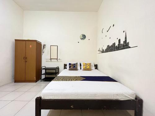 Blimbing的住宿－SPOT ON 93398 Sudimoro Guest House Syariah，一间卧室,配有两张床