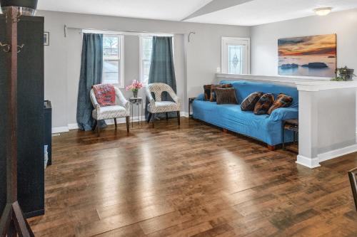 sala de estar con sofá azul y suelo de madera en Southern Comfort Retreat in Travelers Rest home en Travelers Rest