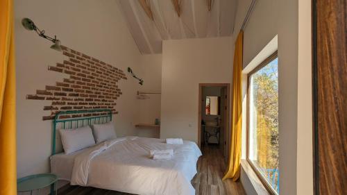 1 dormitorio con cama y ventana grande en Hotel Arevi Gosh, en Gosh
