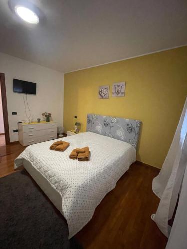 een slaapkamer met een bed met twee handdoeken erop bij Le tre spighe in Casoni