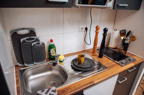eine Küchentheke mit einer Spüle und einem Herd in der Unterkunft Central-Living yellow - Wifi - Netflix - City in Essen