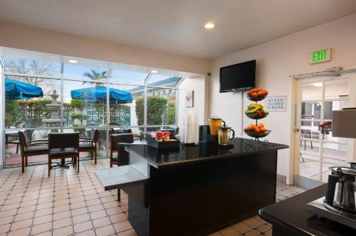 Una cocina y un comedor con mesa y sillas. en Travelodge by Wyndham Bakersfield, en Bakersfield
