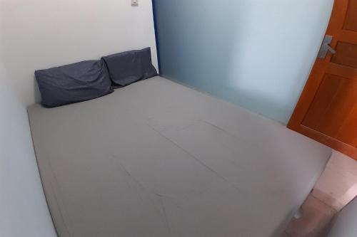 Postel nebo postele na pokoji v ubytování Hotel O Wisma Bintang Jepara