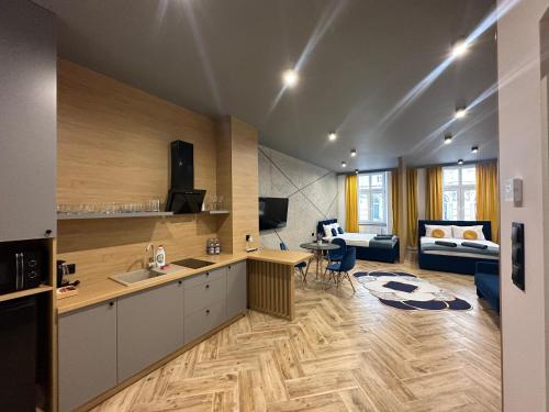 cocina y sala de estar con sofá en LOFT HOUSE APARTMENTS en Przemyśl