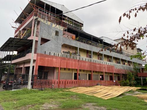 un bâtiment en construction entouré d'échafaudages dans l'établissement OYO 93414 Wisma Ratu Syariah, à Parepare