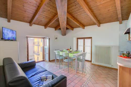 un soggiorno con divano e tavolo di Casa Alpino - Happy Rentals a Riva del Garda