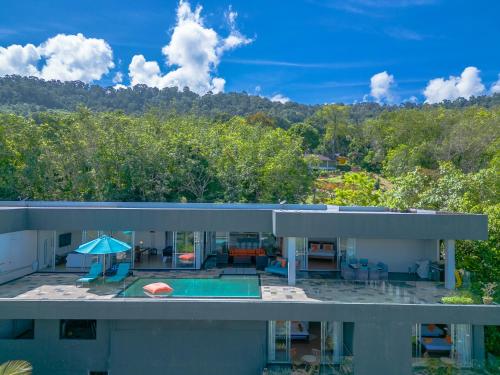 - une vue aérienne sur une maison avec une piscine dans l'établissement Aislinn Villa - Luxury Private Pool Villa by WOW Holiday Homes, à Pantai Cenang