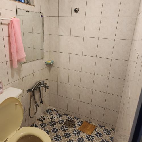 bagno con doccia piastrellata e servizi igienici di Hanil Hostel a Seul