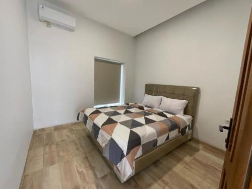 Ένα ή περισσότερα κρεβάτια σε δωμάτιο στο Alfara Homestay