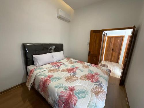 Ένα ή περισσότερα κρεβάτια σε δωμάτιο στο Alfara Homestay