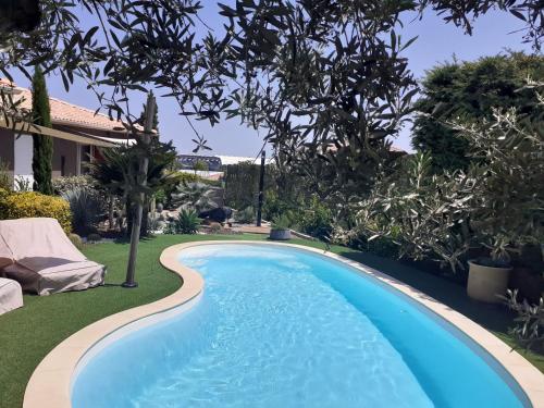 une piscine dans la cour d'une maison dans l'établissement Chambre d'hôtes Casa Lucia, à Furiani