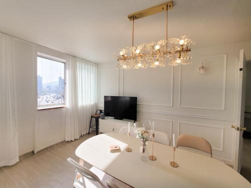 DDP, DDM 3 mins Chilling Stay Party available Convenience Transportation Long term stay welcomed_2