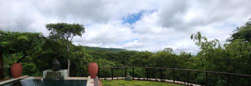 einen Balkon mit einem Zaun und Bergblick in der Unterkunft The Zarafa in Hazyview